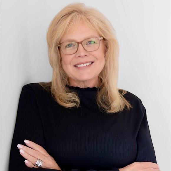 Meet your Posher, Lisa G -Follow me @LifeWithLisaG - Picture 2 of 7